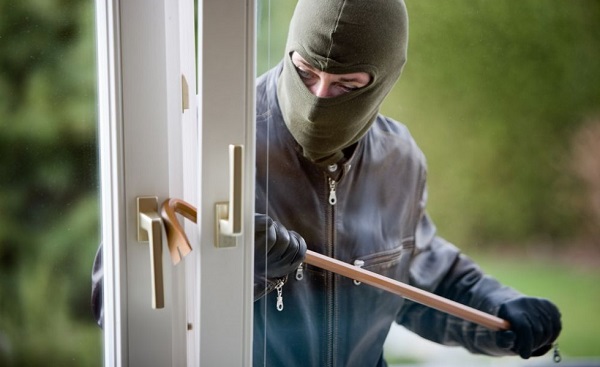 Lắp đặt khóa cửa thông minh chống trộm để bảo vệ ngôi nhà